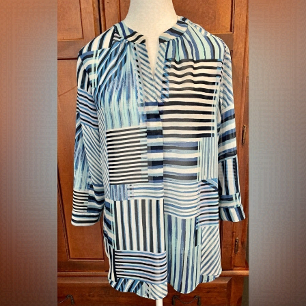 Van Heusen 3/4 Sleeve V-Neck Tunic – Size Medium
